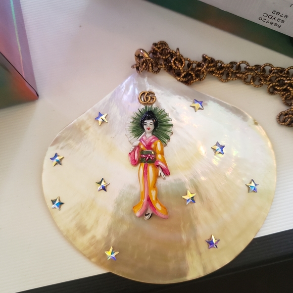 Gucci Mother of Pearl Kimono Shell Statement Necklace - Picture 10 of 12